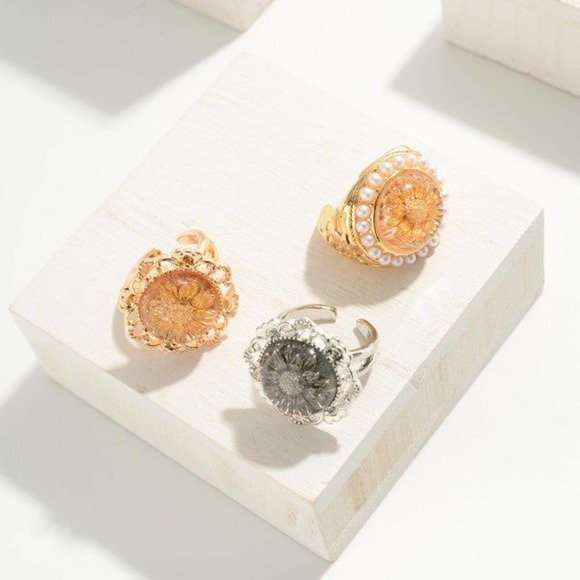 Flower Resin Cuff Ring Goldtone Size 7 - Picture 3 of 3